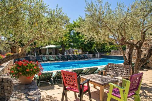 Saint-Martin-d'Ardeche Hotel | Logis Hôtel Restaurant L'Escarbille