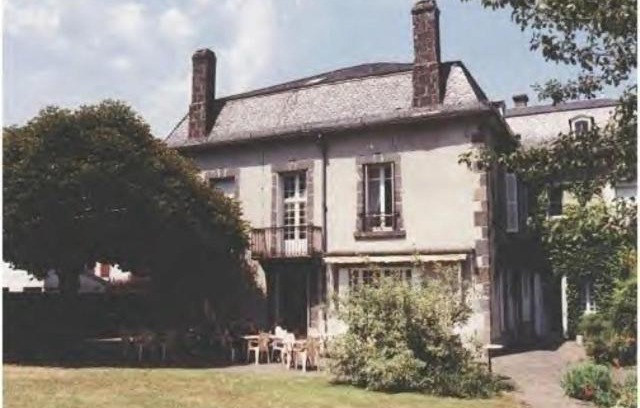 Saint-Martin-Valmeroux Hotel | Logis Hôtel La Source du Mont