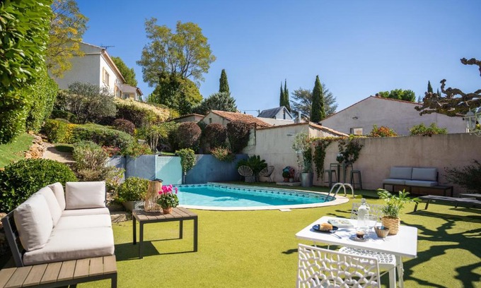La Bouilladisse Hotel | Logis Hôtel La Fenière
