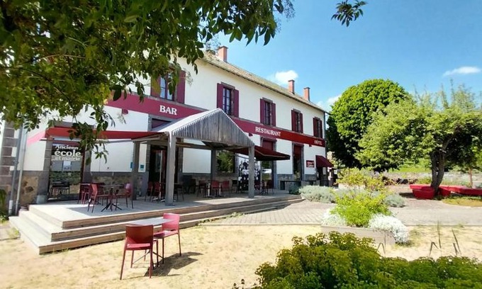 Saint-Remy-de-Blot Hotel | Logis hôtels Auberge du Château