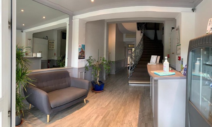 Salon-de-Provence Hotel | Logis Hotel du Midi