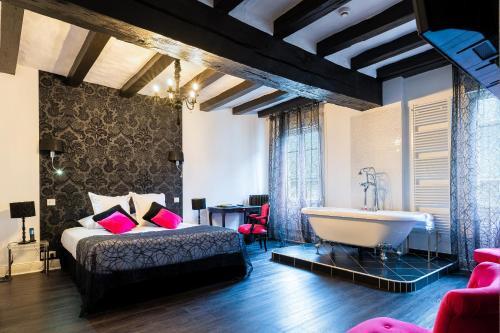 Blere Hotel | Logis Hotel Restaurant Le Cheval Blanc
