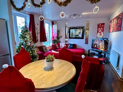 Edmonton Apartment | London 2 Bed 2 Bath Apartment Holiday Home - Free Parking - 3min walk to the Train station - 19min to London Liverpool Street 5min to Victoria Line 1GB Broadband super fast Internet GROUND FLOOR 100s of shops restaurants bakeries 24-hour ASDA superstore