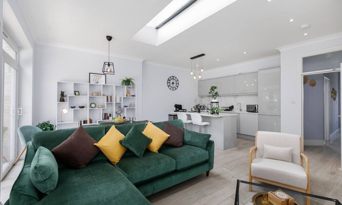 Golders Green House | London 5 BR Garden Hse Near Tube & Hampstead Heath