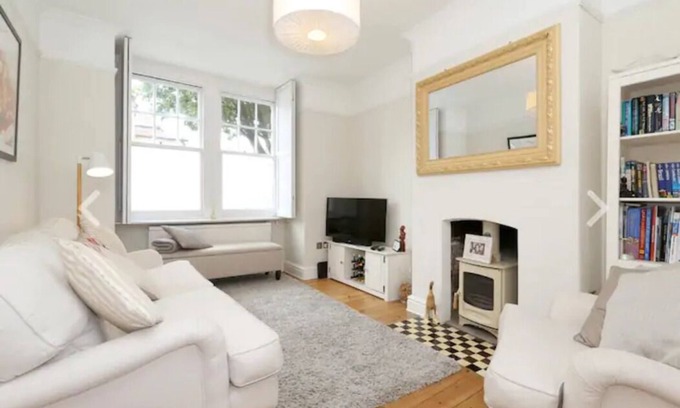 Woodberry Down Apartment | London bright flat+open fireplace+garden+staycation+wfh fast wifi