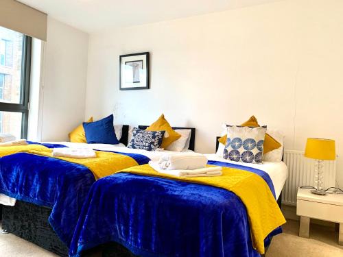 Royal Docks Apartment | London Excel 2 Bedrooms 2 Bath, Parking, Supper Wifi, Dockland, O2 Arena, Cable Car