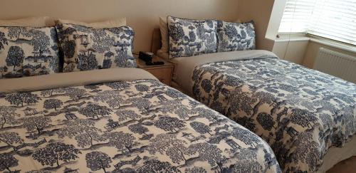 Clayhall Apartment | London Luxury 3 Bedroom Flat 1min walk from Underground, with FREE PARKING Sleeps x10