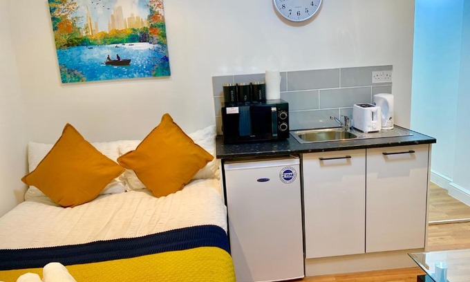 Valentines Apartment | London Studio Apartments, Private Bathroom, Kitchenette, Parking, NP4