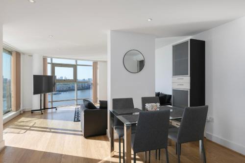 Island Gardens Apartment | London Thames River Stunning Views 2BR 2 Bath 2 Balcony Sleeps Family of 6