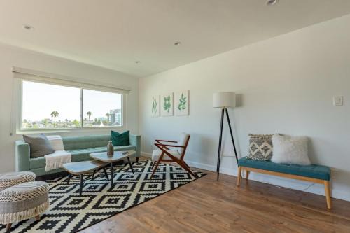 East Village Apartment | Long Beach 1br nr aquarium groceries bars LAX-1156