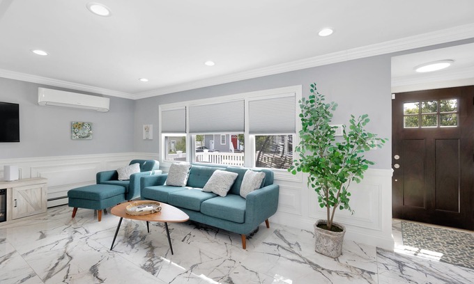 Long Beach House | Long Beach canals quiet and inviting place to stay come enjoy this perfect space