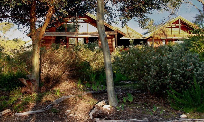 Lake Wangary House | Long Beach Eco-Lodge is the perfect property for nature lovers, with an abundance of wildlife birds, kangaroos and emus, as well as bush and sea views