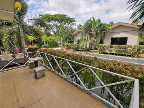 Si Racha Hotel | Long Lake Resort