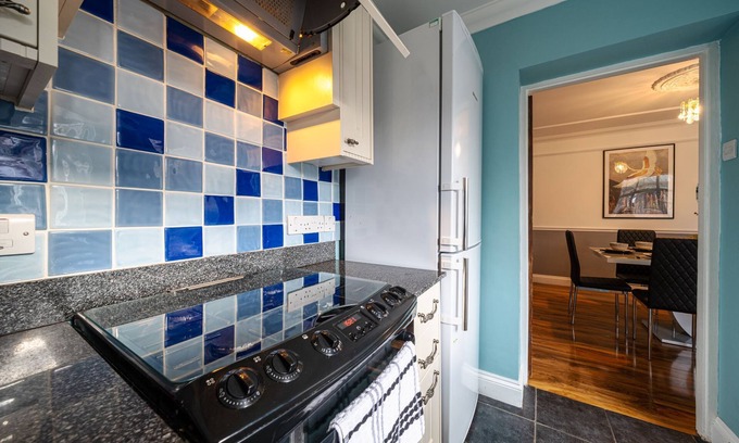 Canterbury House | !LONG STAY OFFER! 3 CAR DRIVEWAy