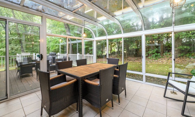 Clinton House | LONG-TERM Relaxing Glass House - Fall Leaves/Beach 5mins/Ski 25mins
