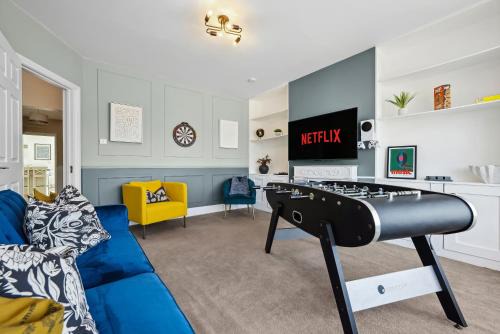 Waterlooville House | LONG TERM STAY SPECIAL OFFER AVAILABLE! 5-Bedroom Spacious, Stunning Design, Sociable Areas & Cosy House Near South Downs Park, Sleeps 11 with GAMES Room, PRIVATE PARKING and GARDEN - by Blue Puffin Stays