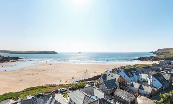 Treator House | Long w/e breaks by the beach. View surf across terraced lawns . 2 mins to beach