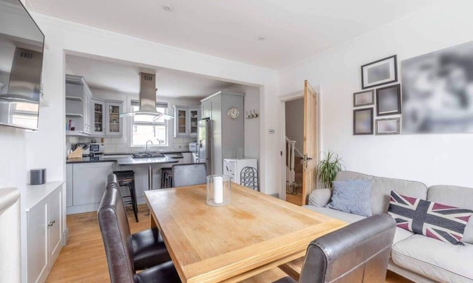 Windsor House | ❤ LONG WALK, CASTLE & SHOPS ON YOUR DOORSTEP ❤