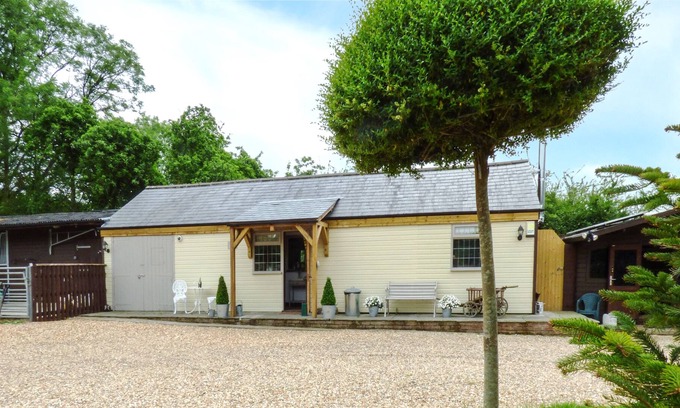 Wimborne Saint Giles Cottage | LONGHOUSE LODGE, romantic, with open fire in Mannington