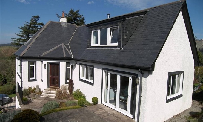 Rockcliffe Cottage | Lonsdale - a house that sleeps 6 guests in 3 bedrooms