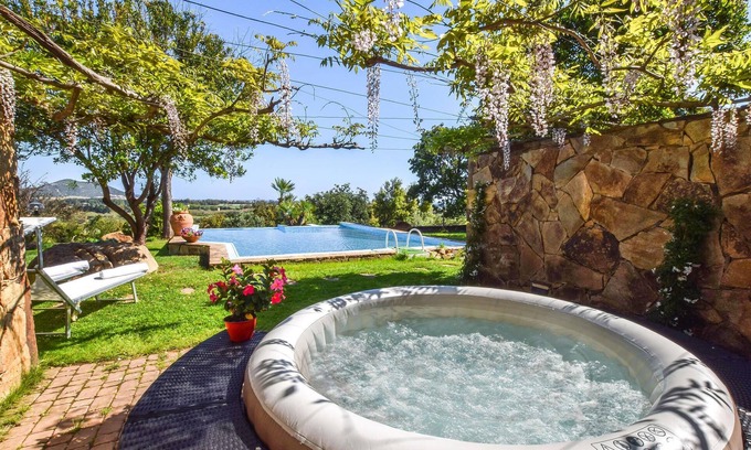 Siniscola House | Look forward to a wonderful holiday in this attractive holiday home with sea view and pool.