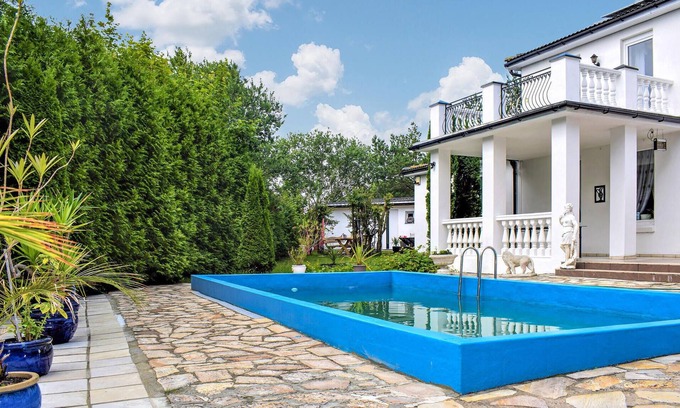 Ustka House | Look forward to a wonderful family vacation in this vacation home with shared outdoor pool