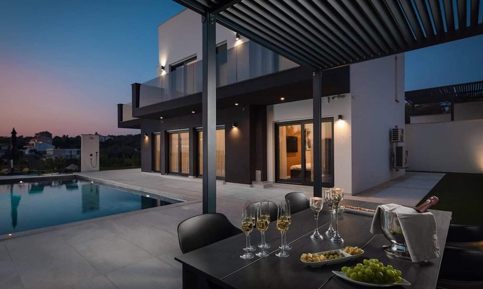 Jakisnica House | Look forward to a wonderful vacation in this spacious vacation home with private pool, sauna and jac