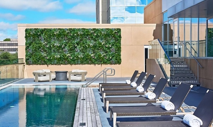 West Plaza Hotel | Look No Further! Pool, Pets Allowed, Close to Nelson-Atkins Museum of Art!