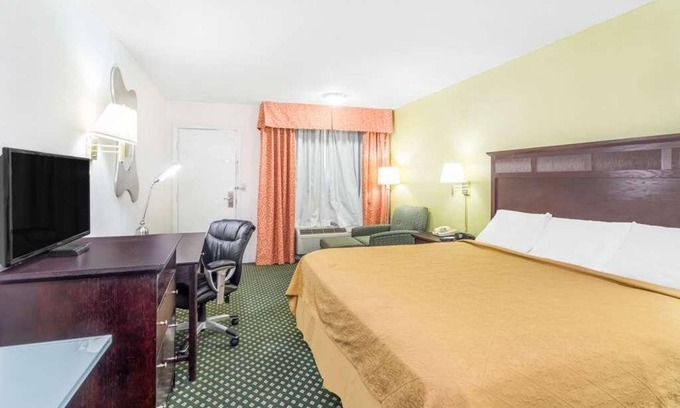 Lookout Valley Neighborhood Association Hotel | Look No Further! With Free Parking, Outdoor Pool, Pet-friendly Property!