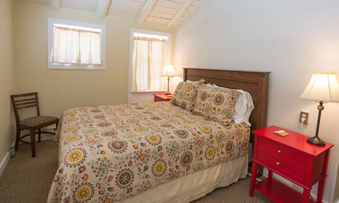 Gardiner House | Look No More! Onsite Parking, Heated Pool, Close to Gardiner Downtown!