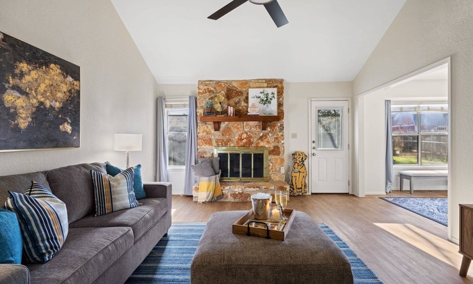 Georgetown House | Lookin' and Feelin' Good in Georgetown - Long stays/Pets/Office