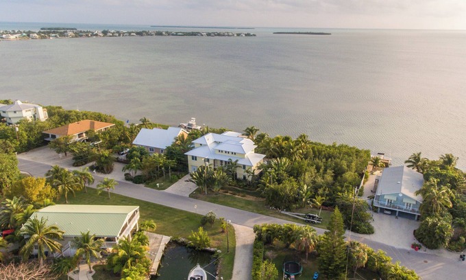 Cutthroat Harbor Estates House | Looking for the ultimate Keys Vacation here it is 4 bedroom 3.5 Bath Pool Home