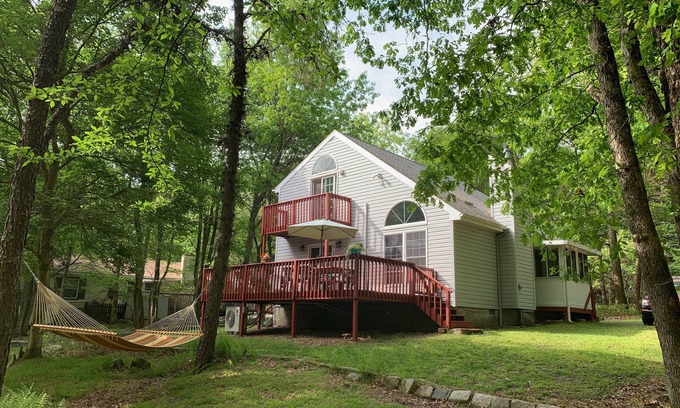 Albrightsville Ski Chalet | Looking forward to Fall? Hike and relax in the Poconos! Stay at this cozy chalet