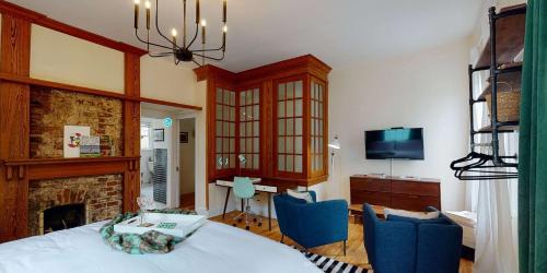 Cabbagetown Apartment | Looking Glass