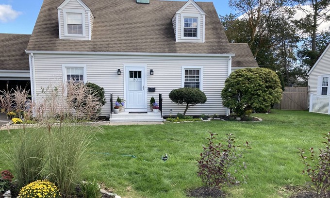 Lordship Cottage | Lordship Stratford , Ct 2Bed/2bath professional home Steps to Beach/bluffs/ eat