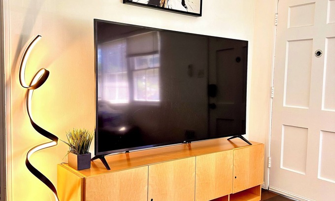 Monterey Park House | LOS ANGELES RED ROSE-HEART OF MONTEREY PARK