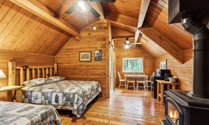 Grantsdale Cabin | Lost Horse Lodge - Double Queen Cabin #20