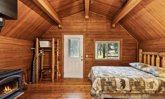 Grantsdale Cabin | Lost Horse Lodge - Double Queen Cabin #21