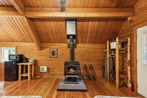 Grantsdale House | Lost Horse Lodge Double Queen Cabin 20