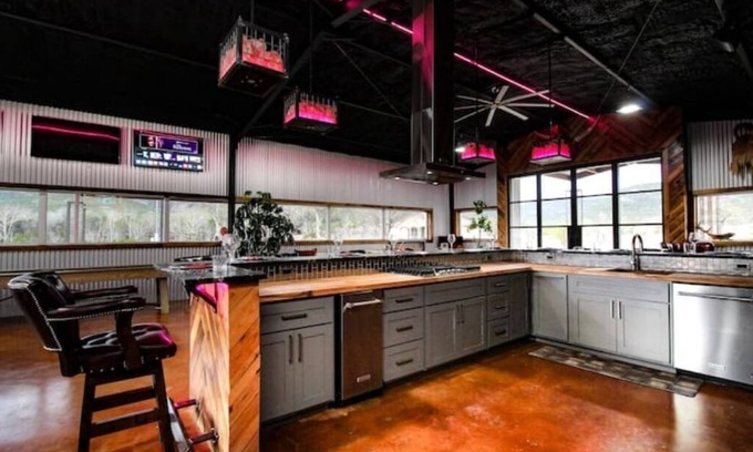 Vanderpool House | Lost Maples Estates - Barndo