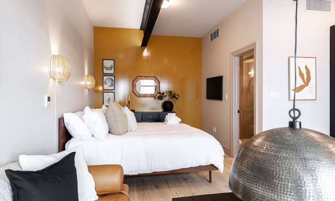 Stratford Apartment | Lot 44: Wood Forbes Unit 3 (King)