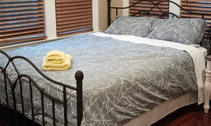Murray Hill House | Lots of lights private room walking to LIRR & shops & Quiet neighborhoodsn