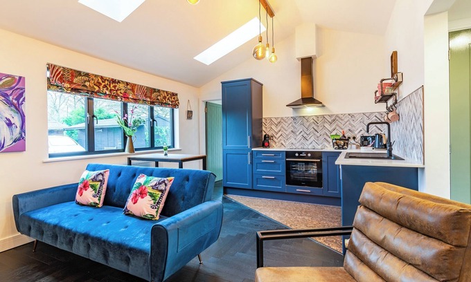 Maidstone Cottage | Lottie's Luxurious Lodge - UK36784
