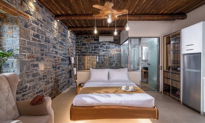 Vizari Apartment | Lotzetta Elena Suite with Hot Tub by Estia