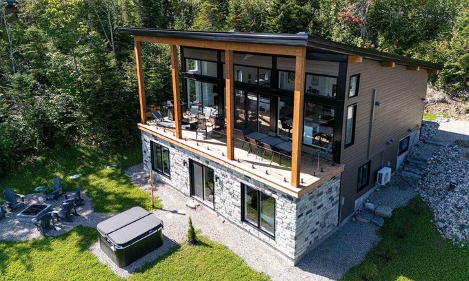 Les Eboulements House | Louis Cyr 70: Spectacular view, Billiards and Spa