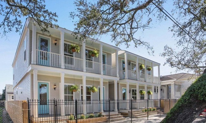 Faubourg Delassize Condo | Louisiana Villa sleeps 8