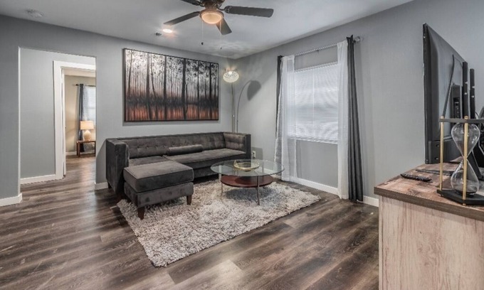 Dallas House | *Lounge in Dallas| 3 BD Home w/ King Bed + Wifi*