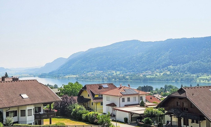 Bodensdorf House | Lovely apartment in villa for 6 people with WIFI, TV, terrace, pets allowed and parking