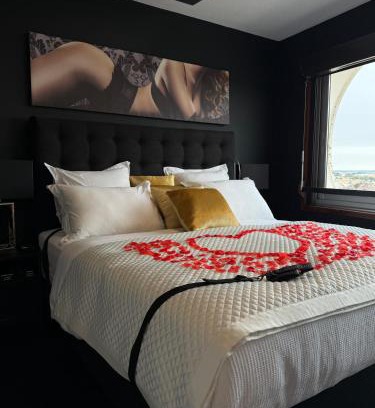 Bourg-l'Eveque Hotel | Love Horizons