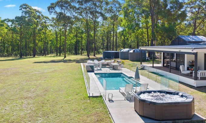 Lovedale Cottage | Lovedale Abode 13 bedrooms with heated pool & Acres